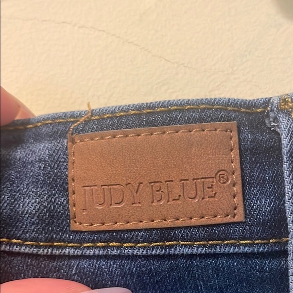 Women’s Judy Blue Mid Rise Relaxed Fit Jeans - Picture 4 of 7